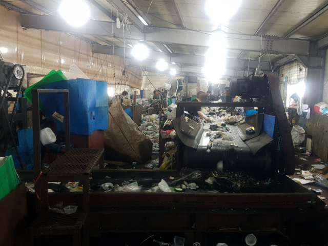14일 수도권의 한 재활용 선별 업체에서 근로자들이 재활용 폐기물을 선별하고 있다. /사진 제공=한국재활용수집선별협동조합