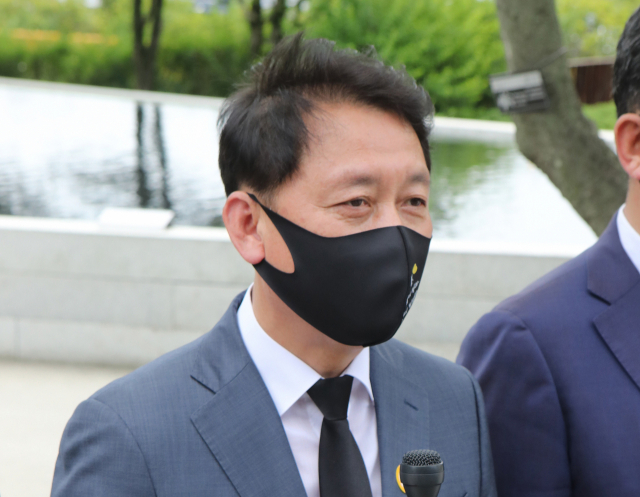 이광재 더불어민주당 의원이 지난달 23일 경남 김해시 봉하마을에서 대선 후보 출마 기자회견을 하고 있다. / 연합뉴스