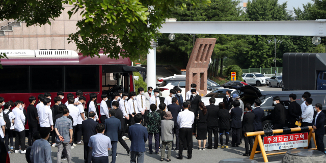 상복조차 입지 못한 아버지…'광주 붕괴 참사' 고교생 희생자 발인식(종합)