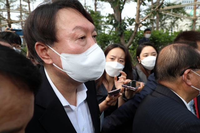 윤석열 전 검찰총장이 지난 9일 우당 이회영 선생 기념관 개관식을 참석하기 위해 이동하던 중 취재진의 질문을 받고 있다. / 연합뉴스