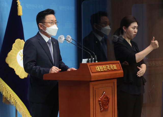더불어민주당 최인호 의원이 15일 서울 여의도 국회 소통관에서 개헌을 제안하고 있다./성형주기자