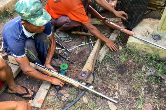 4일 미얀마 시민방위군(PDF)이 카야주 데모소에서 벌어진 교전에 대응하기 위해 사제 총을 만들고 있다. /AFP연합뉴스