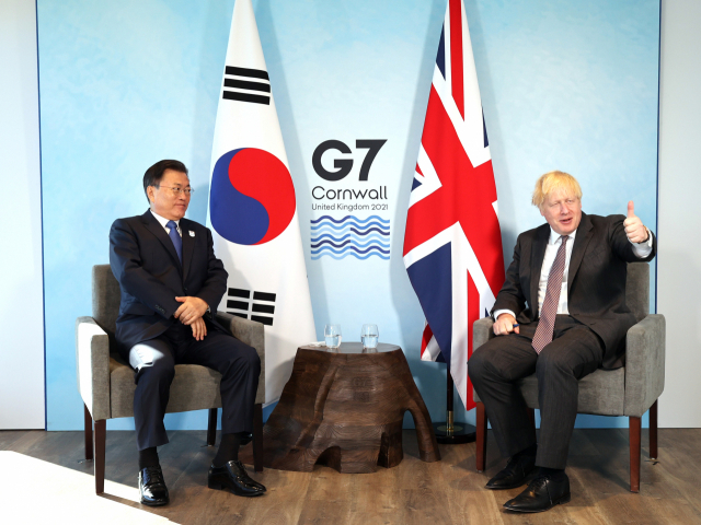 G7 정상회의 참석차 영국을 방문한 문재인 대통령이 지난 13일(현지시간) 영국 콘월 카비스베이에서 열린 보리스 존슨 영국 총리와 양자회담에서 대화하고 있다./연합뉴스