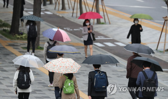 아침부터 비가 내린 4일 서울시 중구 세종로에서 직장인들이 우산을 쓰고 출근하고 있다. /연합뉴스