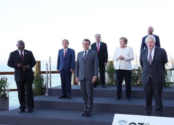 '文 센터' G7사진 올린 날…스가는 바이든·文 자른 사진 올렸다
