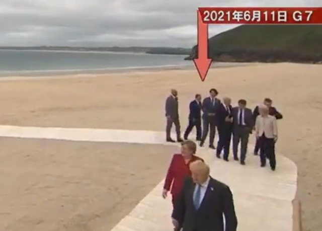 주요 7개국(G7) 정상회의 기념 사진 촬영을 마친 스가 요시히데(화살표 아래) 일본 총리가 타국 정상들과 대화 없이 퇴장하고 있다./트위터 이용자 '@toubennbenn' 계정