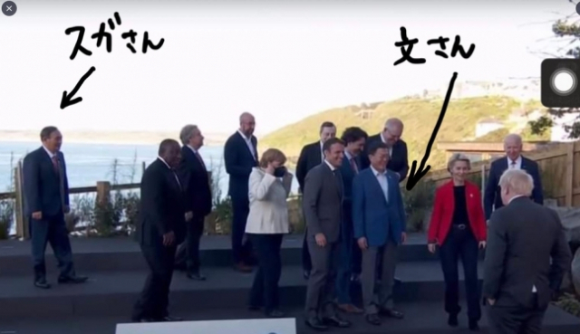 주요 7개국(G7) 정상회의에 참가한 각국 정상이 모여 있는 가운데 스가 요시히데(왼쪽 끝) 일본 총리가 다른 정상들과 잘 어울리지 못하는 것으로 보이는 사진이나 영상이 트위터에서 주목받고 있다./트위터 이용자 '@grafico_kenzo' 계정