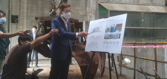 박형준 부산시장이 15일 오후 사하구 다대소각장을 방문해 향후 계획을 설명하고 있다./부산=조원진기자