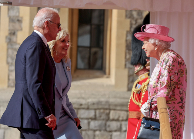 13일(현지시간) 엘리자베스 2세 영국 여왕이 원저성에서 조 바이든 미국 대통령과 질 바이든 여사를 맞이하고 있다. /AFP연합뉴스