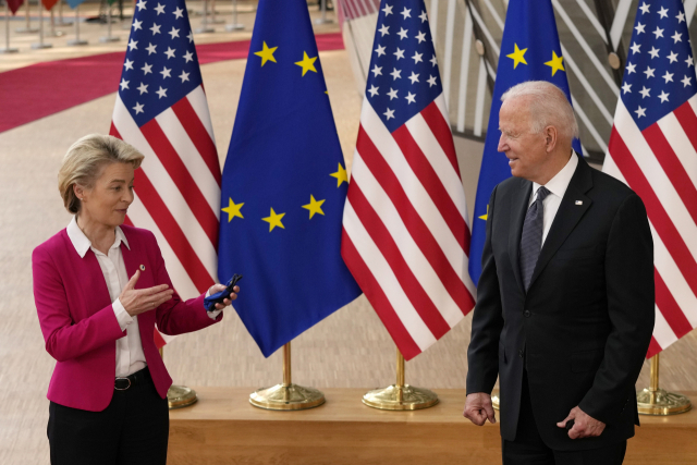 우르줄라 폰데어라이엔(왼쪽) 유럽연합(EU) 집행위원장과 조 바이든 미국 대통령./AP연합뉴스