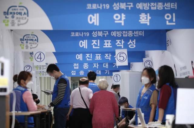 국내 코로나19 백신 1차 접종자가 누적 1,300만 명을 넘어선 15일 서울 성북구 예방접종센터에서 시민들이 백신 접종 순서를 기다리고 있다. /연합뉴스