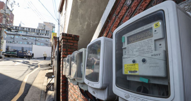 서울 서대문구 주택가에 설치된 전기 계량기의 모습. /연합뉴스