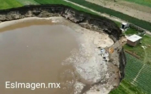 [영상] 결국 집까지 집어삼킨 멕시코 거대 싱크홀…지름만 126m
