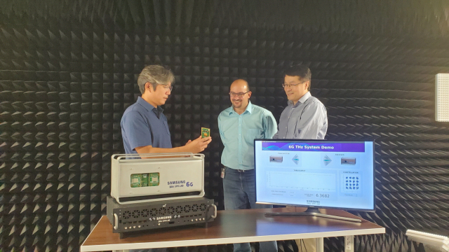 삼성전자의 삼성리서치 아메리카(SRA) 실험실에서 삼성전자 연구원들이 140 GHz 통신 시스템을 시연하고 있다. /사진제공=삼성전자