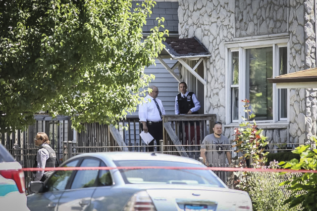 15일(현지시간) 총기난사 사건이 발생한 시카고 잉글우드지구 주택. /AP연합뉴스