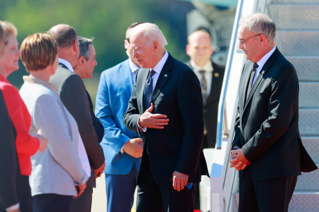미·러 정상회담을 앞둔 조 바이든 미국 대통령이 15일(현지시간) 스위스 제네바의 코인트린 국제공항에 도착해 스위스의 기 파르믈랭(오른쪽) 대통령과 이그나지오 카시스(왼쪽) 외무장관의 영접을 받고 있다. /EPA연합뉴스