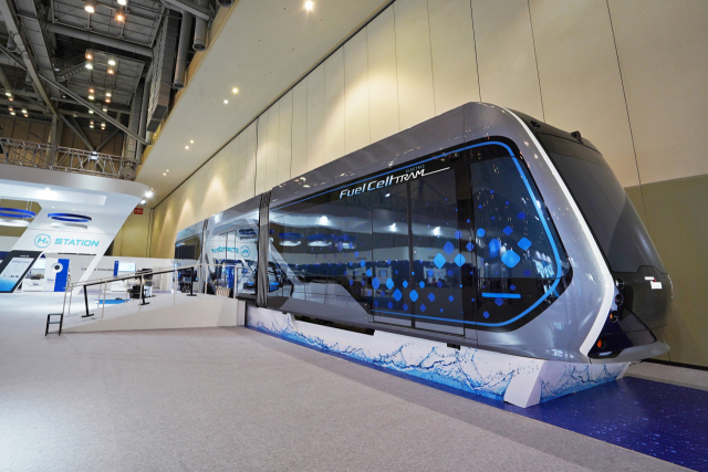 16일 부산 벡스코에서 열린 2021 부산국제철도기술산업전에 마련된 현대로템 전시관에 전시된 수소전기트램 콘셉트 차량./사진 제공=현대로템