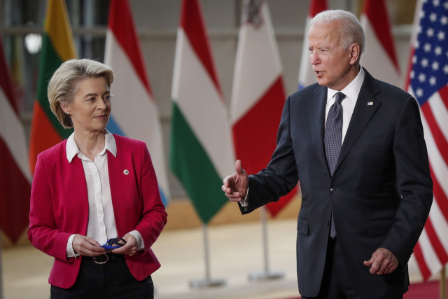 조 바이든(오른쪽) 미국 대통령이 15일(현지시간) 벨기에 브뤼셀에서 예정된 미국·유럽연합(EU) 정상회의에 앞서 우르줄라 폰데어라이엔 EU 집행위원장과 만나고 있다. /EPA연합뉴스