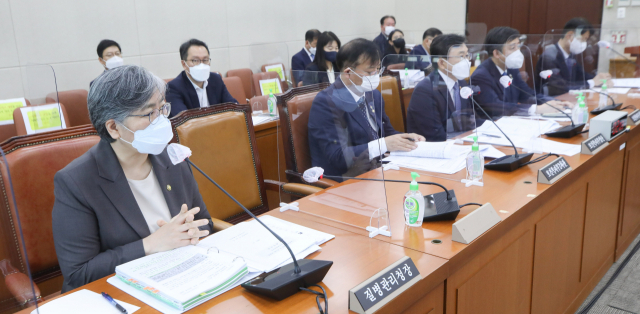 정은경 질병관리청장이 16일 오전 서울 여의도 국회에서 열린 보건복지위원회 전체회의에서 의원들의 질의에 답변하고 있다./연합뉴스