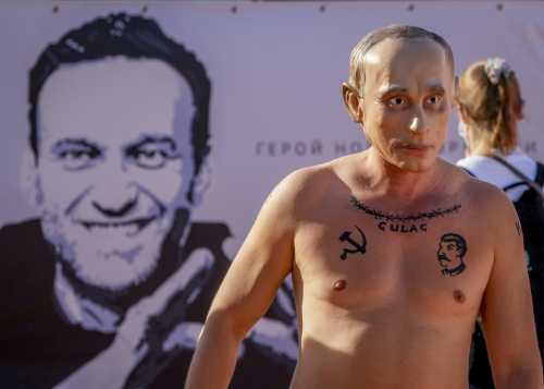 스위스 제네바에 등장한 '가짜 푸틴'. 이 남성은 미러 정상회담을 앞두고 러시아 야권지도자인 알렉세이 나발니의 석방을 촉구하는 시위자였다. / AP연합뉴스