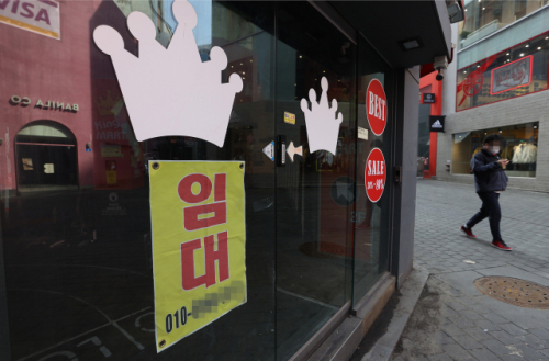 서울 중구 명동거리의 상점에 임대 안내문이 붙어있다./연합뉴스