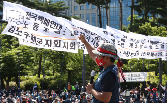 16일 오전 서울 여의도공원에서 전국택배노동조합 조합원들이 과로사 대책 마련과 사회적 합의 이행 촉구 집회를 하고 있다./연합뉴스