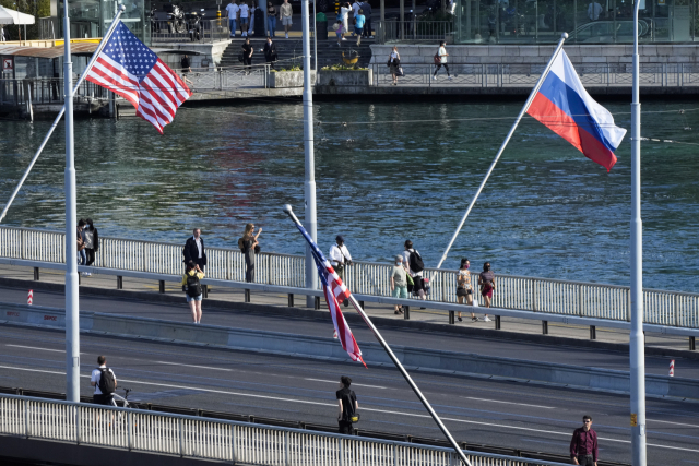 미러 정상회담 장소인 스위스 제네바의 한 다리에 15일(현지시간) 양국 국기가 걸려 있다. /AP연합뉴스