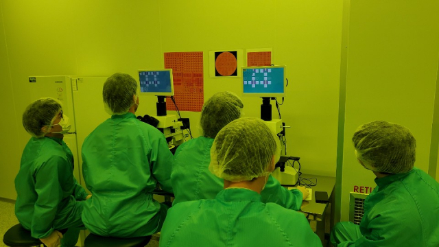 SPTA 교육생들이 반도체 노광 장비가 갖춰진 클린룸에서 직접 만든 반도체 회로를 관찰하고 있다. /사진제공=SPTA
