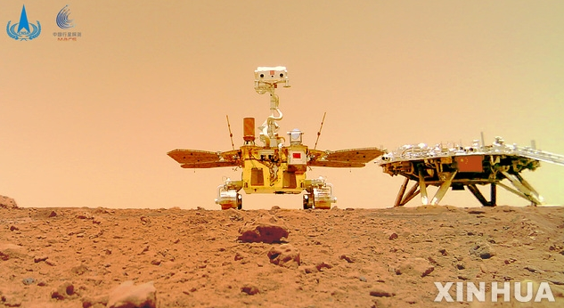 중국국가항천국(CNSA)이 지난 11일 공개한 화성 탐사 로버인 '주룽(祝融)‘호에서 분리된 카메라가 찍은 주룽호와 착륙선의 모습. /신화통신