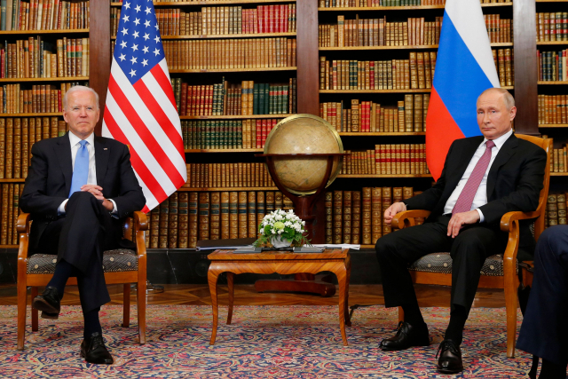 조 바이든(왼쪽) 미국 대통령과 블라디미르 푸틴 러시아 대통령이 16일 스위스 제네바의 빌라 라 그랑주에서 회담하고 있다. /AFP연합뉴스