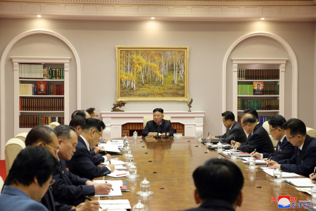 김정은 총비서가 정치국 후보위원들이 모인 가운데 분과별 회의를 주재하고 있다./연합뉴스