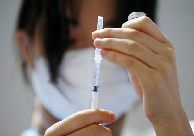 모더나 백신 오늘 접종 시작…30세 미만 의료인 대상 (종합)