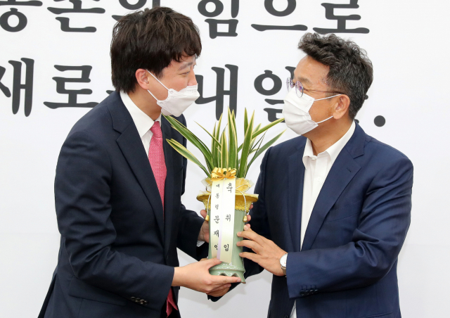 靑 정무수석 '文 방일 추진 보도한 日, 자국 정치용으로 韓 이용'