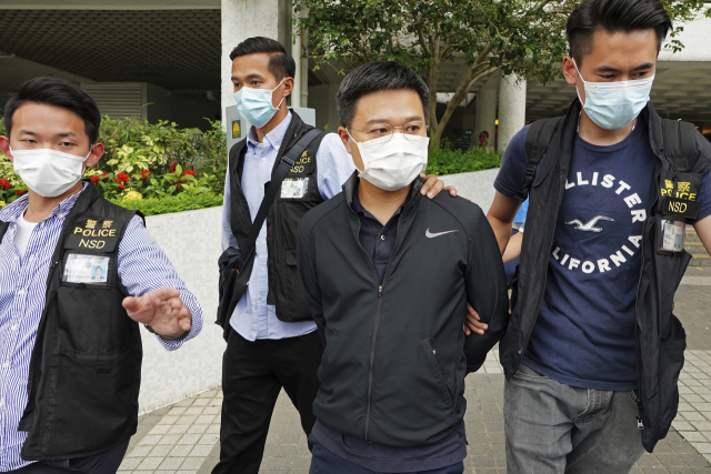 라이언 로(왼쪽 세 번째) 빈과일보 편집국장이 17일 자택에서 홍콩 경찰에 의헤 체포돼 연행되고 있다. /AP연합뉴스