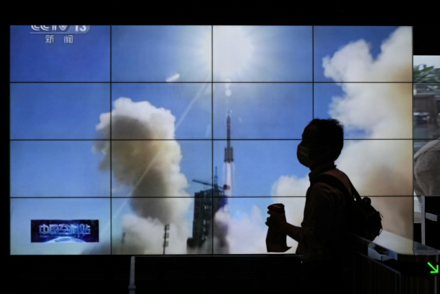 17일 중국 베이징 쇼핑가의 한 대형 스크린을 통해 선저우 12호 유인우주선 발사가 중계되고 있다. /AP연합뉴스