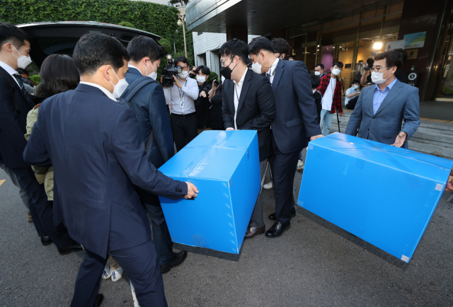 고위공직자범죄수사처 수사관들이 18일 오후 서울시교육청 압수수색을 마친 뒤 박스를 들고 청사를 나서고 있다. /연합뉴스