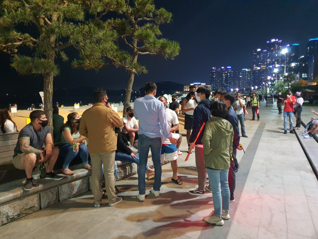 부산 해운대구가 ‘해수욕장 내 행위제한 행정명령’을 실시한다. 사진은 지난달 30일 해운대해수욕장 특별 합동 단속 장면./사진제공=해운대구