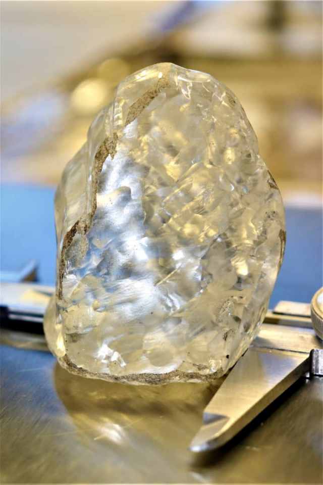 지난 1일 보츠와나 남부 즈와넹 광산에서 발견된 전 세계에서 세번째로 큰 다이아몬드. /로이터연합뉴스