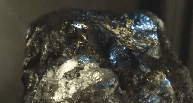 지난 1일 보츠와나 남부 즈와넹 광산에서 발견된 전 세계에서 세번째로 큰 다이아몬드. /출처=유튜브