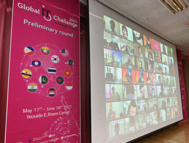 지난 17일 LG전자가 주최한 '글로벌장애청소년IT챌린지' 개최식에서 글로벌 참가자들이 온라인으로 참여한 모습. /사진제공=LG전자