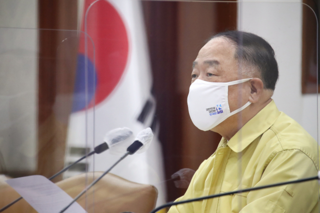 [속보] 홍남기 '소상공인 사회보험·전기·가스요금 7~9월분 납부유예'