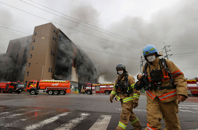 불 번짐·건물 붕괴 우려…이천 물류센터 화재 진압 난항
