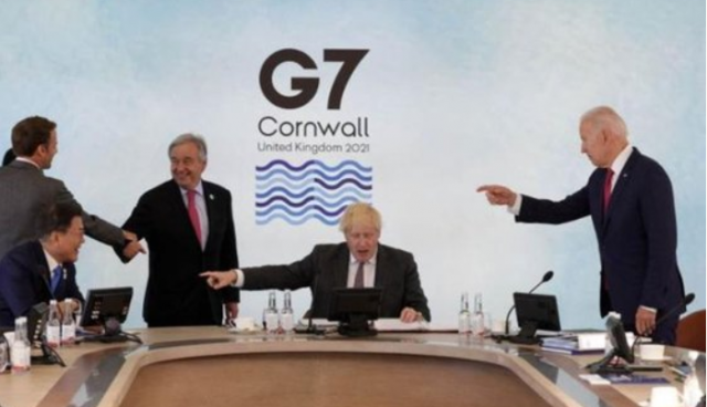 보리스 존슨(오른쪽 두번쨰) 영국 총리와 조 바이든(맨 오른쪽) 미국 대통령이 문재인 대통령을 손가락으로 가리키고 있다. /온라인 커뮤니티 캡처