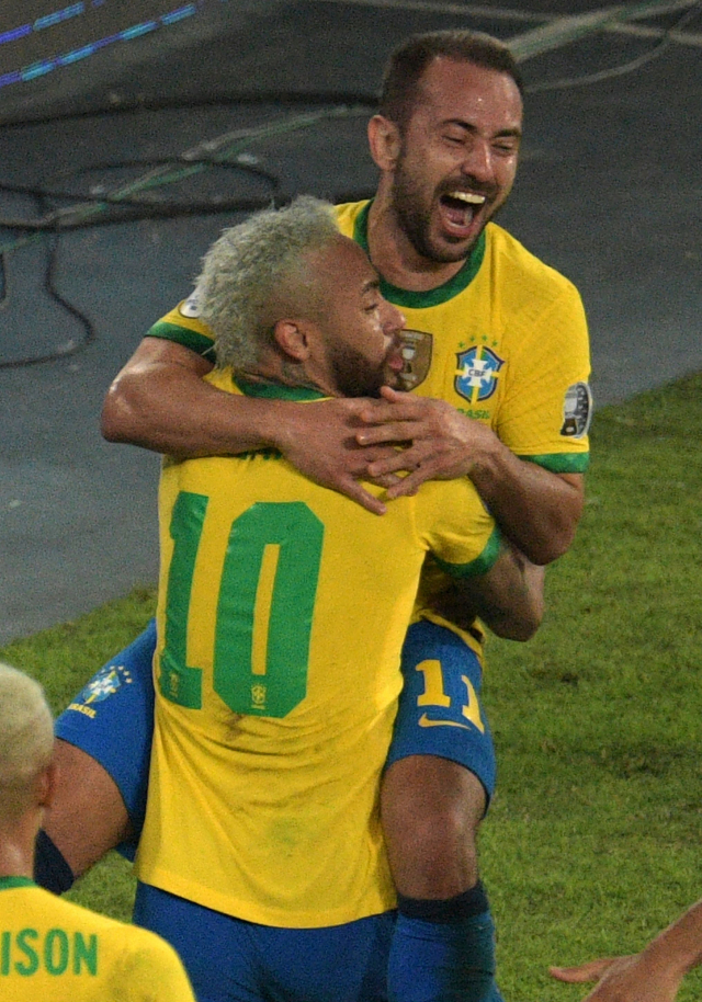 브라질의 이베르통 히베이루(오른쪽)가 18일 남미축구연맹 2021 코파 아메리카 B조 조별 리그 페루와의 2차전에서 골을 넣은 뒤 팀 동료 네이마르의 품에 안겨 환호하고 있다. 브라질은 네이마르의 2경기 연속 골 등으로 4 대 0으로 이겨 2연승을 달렸다. /리우데자네이루=AFP연합뉴스
