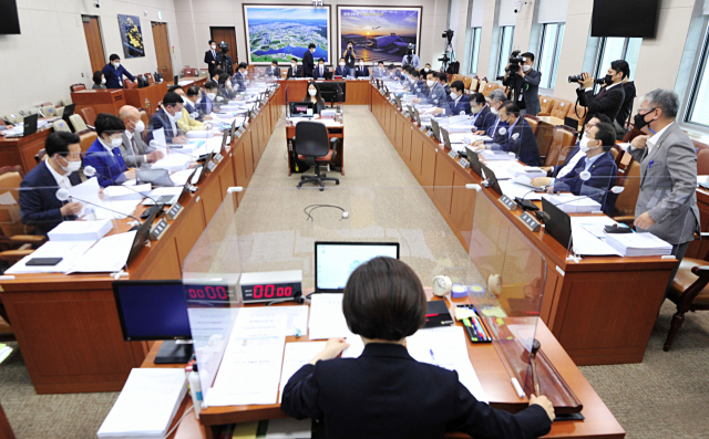 국회 국토교통위원회 전체회의가 18일 서울 여의도 국회에서 열리고 있다. /성형주 기자