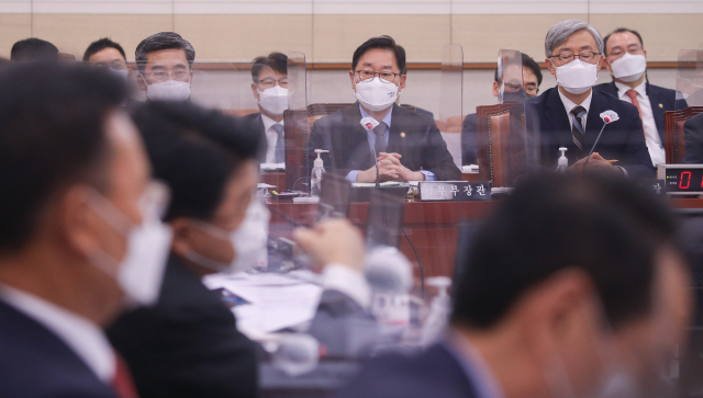 박범계(가운데) 법무부 장관이 18일 국회에서 열린 법제사법위원회 전체회의에서 의원들의 질의에 답하고 있다. /연합뉴스