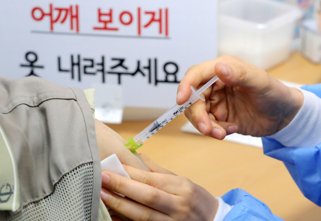 서울 강동구 예방접종센터에서 지난 12일 코로나19 백신 접종이 이뤄지고 있다. /연합뉴스