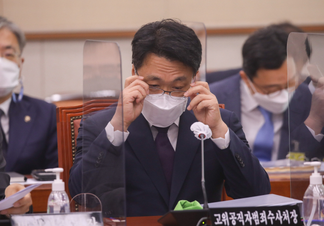 김진욱 공수처장이 18일 국회에서 열린 법제사법위원회 전체회의에서 안경을 고쳐쓰고 있다. /연합뉴스