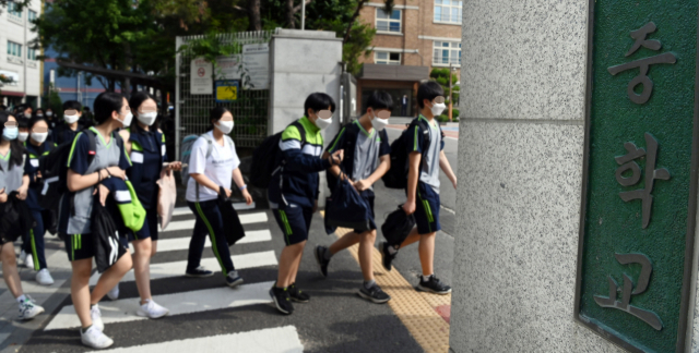 수도권 중학교의 등교 수업이 확대된 지난 14일 서울 양천구 월촌중학교에서 학생들이 등교하고 있다. /오승현 기자
