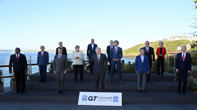 12일(현지시간) 영국 콘월 카비스베이 양자회담장 앞에서 G7 정상회의 참가국 정상들dl 기념사진을 촬영하고 있다. /연합뉴스